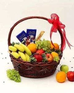 2 Lindt bar, 100 g toblerone and Basket of fruit 6 items